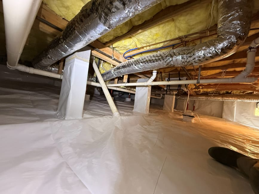 Sealed Crawl Space with Insulated Ductwork and Vapor Barrier Lining